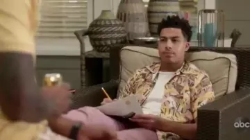 Graphique Button Down Shirt porté par Andre Johnson, Jr (Marcus Scribner), en black-ish Saison 6 Épisode 10