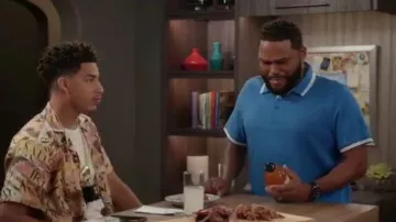Bleu à Rayures Col Polo porté par Andre "Dre' Johnson (Anthony Anderson), en black-ish Saison 6 Épisode 11
