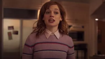 Rose Pull Rayé porté par Zoey (Jane Levy) en Zoey Extraordinaire de la Playlist de la Saison 1 Épisode 1