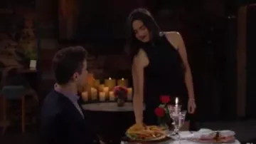 Cinq à sept Turtleneck Black Satin Dress usado por Lola Rosales (Sasha Calle) como se ve en The Young and the Restless 7 de enero de 2020