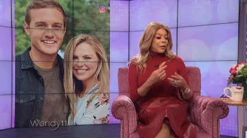 Alice + olivia Cuir bordeaux Midi Jupe portée par Wendy Williams sur Le Wendy Williams Show le 7 janvier 2020