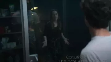 Falda midi estampada verde y negra usada por Love Quinn (Victoria Pedretti) en YOU Temporada 2 Episodio 10