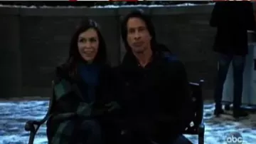 Aqua Green Plaid Coat usado por Anna Devane (Finola Hughes) visto en el Hospital General 7 de enero de 2020