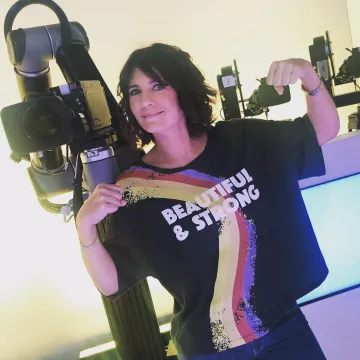 La hermosa y fuerte camiseta de Estelle Denis en la cuenta de Instagram de @estelledenis