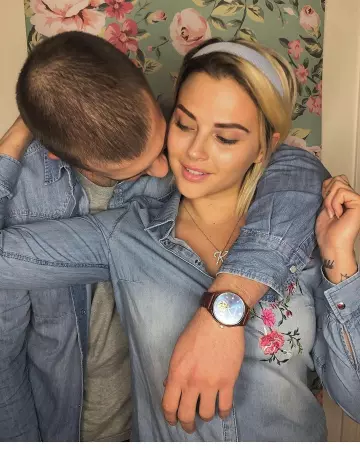 The denim shirt with flower embroidered from Kelly Vedovelli on the account Instagram of @kellyvedovelli