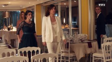 Vestido de encaje y tul usado por Molina (Clémence Lassalas) en la serie Mañana nos pertenece (S00E00)