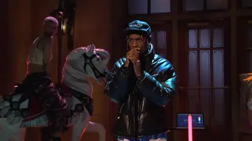 La doudoune noire de Travis Scott dans la vidéo "SKELETONS / ASTROTHUNDER" (Live on SNL)