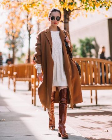Botas de cuero marrón de Hallie Swanson en la cuenta de Instagram @halliedaily