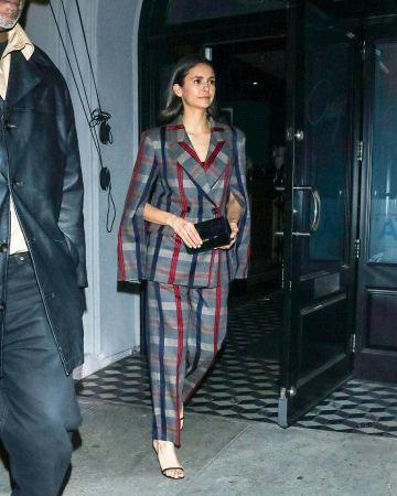Stuart weitzman Nudiste Sandales en Noir porté par Nina Dobrev À Craig, le 7 janvier 2020