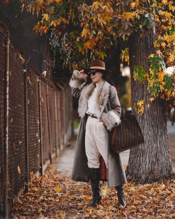 Abrigo de piel de Hallie Swanson en la cuenta de Instagram @halliedaily