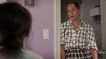 Vérifié Cape de Soie Chemisier porté par arc-en-ciel Johnson (Tracee Ellis Ross), en black-ish Saison 6 Épisode 11