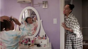 Noir à Jambes Larges Vérifier Pantalon porté par arc-en-ciel Johnson (Tracee Ellis Ross), en black-ish Saison 6 Épisode 11
