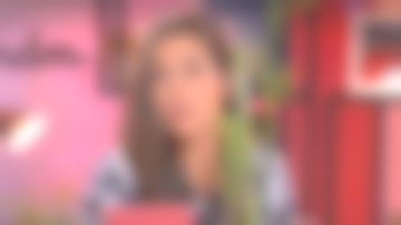 The Blouse print worn by Mary Perrarnau in The house of the mother