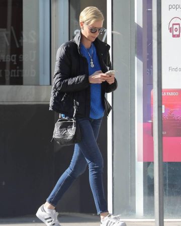 J marca Maria High-Rise Skinny Jeans usados por Charlize Theron en Los Ángeles 8 de enero de 2020