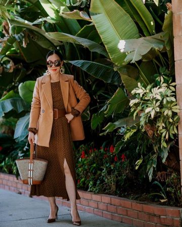 Chaqueta a medida bronceada de Hallie Swanson en la cuenta de Instagram @halliedaily