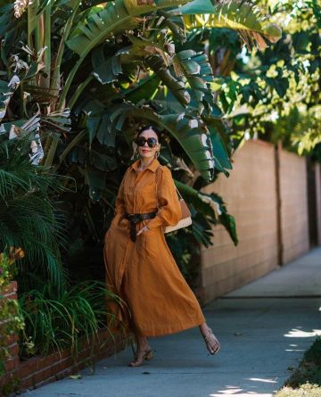 Vestido de camisa naranja de Hallie Swanson en la cuenta de Instagram @halliedaily