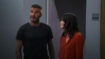 Blusa roja usada por Courteney Cox en Modern Family Temporada 11 Episodio 10