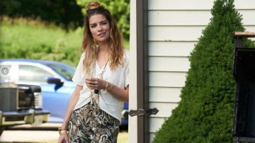 Camiseta frontal White Twist usada por Alexis Rose (Annie Murphy) en Schitt's Creek Temporada 6 Episodio 1