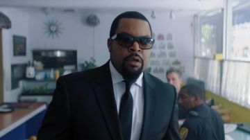 Tie black Ice Cube in Ice Cube - Good Cop Bad Cop (Official Video)
