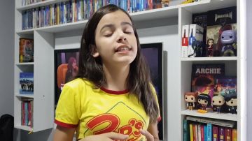 La t-shirt jaune porté par Duda Guedes dans la vidéo YouTube REAGINDO A MINHA PRIMEIRA ROTINA - VERGONHA NESSE VÍDEO!