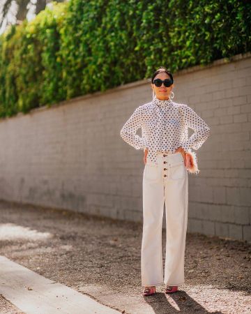 Jeans blancos de gran altura de Hallie Swanson en la cuenta de Instagram @halliedaily