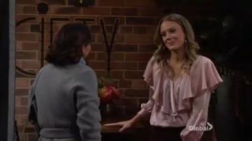 Zara Rose Ruffle Haut porté par Abby Newman (Melissa Ordway) comme on le voit sur les Jeunes et Les Agités du 8 janvier 2020