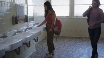 Converse White Low Top Sneaker porté par Lucie Acosta (Emily Tosta) dans la Partie des Cinq-Saison 1 Épisode 2