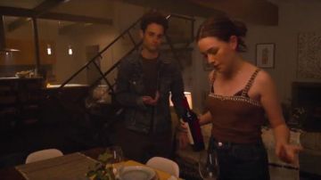 Crop Top de punto usado por Love Quinn (Victoria Pedretti) en YOU Temporada 2 Episodio 2