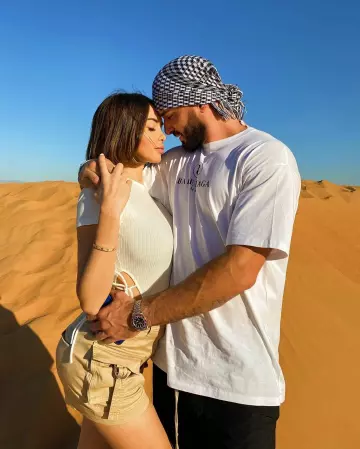 Tee Shirt BB Balenciaga Thomas Vergara on the account Instagram of @nabilla