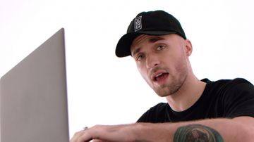 La casquette noire YOKO de Squeezie dans SQUEEZIE - INFLUENCEURS