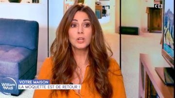 The long-sleeved shirt edged with golden buttons ochre Carolina Munoz in William at noon the 09.01.2020