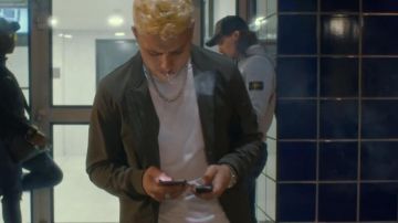 Le tee shirt blanc de PLK dans la vidéo PLK - Problèmes (Clip officiel)