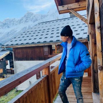 La chaqueta azul del rapero Oboy en la cuenta de Instagram de @oboykingshit