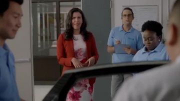Vestido de vaina sin mangas usado por Shannon Ross (Nicole Power) en Kim's Convenience Temporada 4 Episodio 1