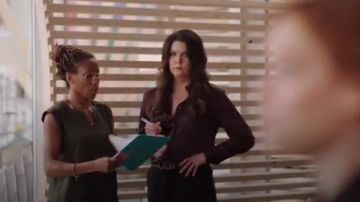 Rope twisted logo belt worn by Joan (Lauren Graham) in Zoey's Extraordinary Playlist Season 1 Episode 1