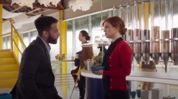 Cárdigan rojo usado por Joan (Lauren Graham) en Zoey's Extraordinary Playlist Temporada 1 Episodio 1