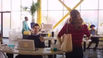 White Canvas tote bag worn by Zoey (Jane Levy) in Zoey's Extraordinary Playlist Season 1 Episode 1