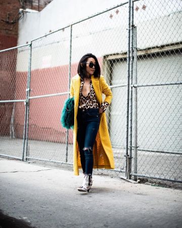 Blanc Bottes de Nina Hu sur l'Instagram account @citizensrunway