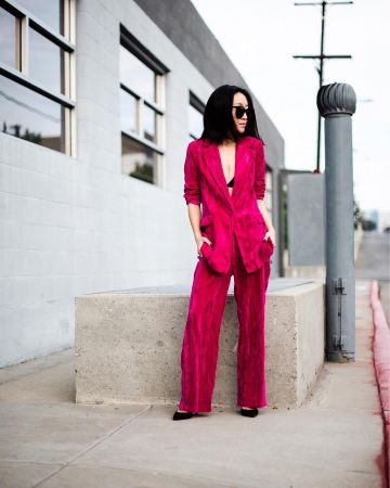 Chaqueta de terciopelo rosa de Nina Hu en la cuenta de Instagram @citizensrunway