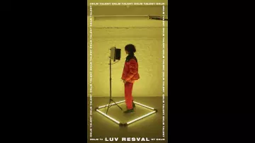 Los pantalones naranjas usados por Luv Resval en su video musical "Skywalker" | #TalentOKLM