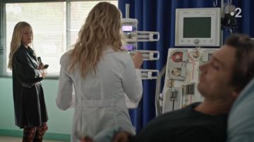 Les collants gros pieds-de-poule de Johanna Lemeur (Aurore Delplace) dans Un si grand soleil