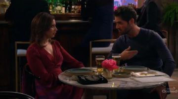 Mini vestido de seda usado por Jenny Kenney (Ashley Tisdale) en carol's Second Act Temporada 1 Episodio 11
