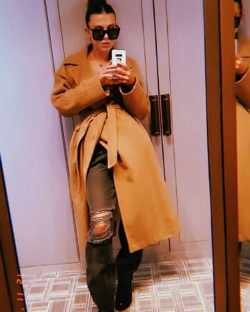 Louis Vuitton La Grande Belleza black sunglasses of Millie Bobby Brown on the Instagram account @milliebobbybrown