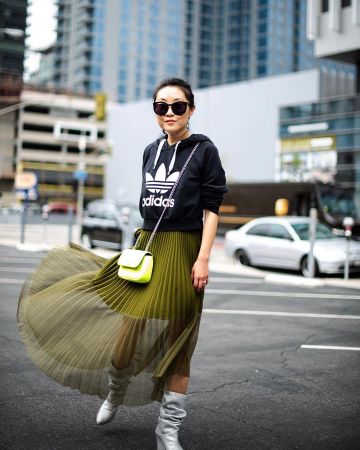Falda Midi Verde de Nina Hu en la cuenta de Instagram @citizensrunway
