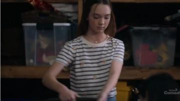 Camiseta a rayas de manga corta usada por Grace Felton (Ruby Jay) en The Unicorn Temporada 1 Episodio 11