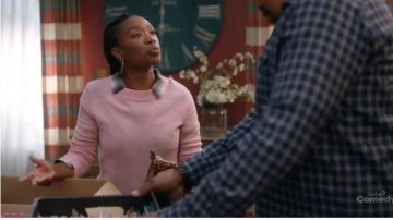 Suéter de punto rosa usado por Michelle (Maya Lynne Robinson) en The Unicorn Temporada 1 Episodio 11