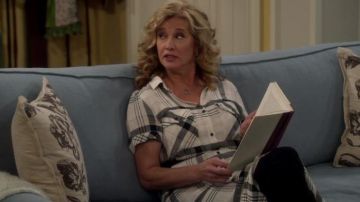 Vestido de camisa a cuadros de manga corta usado por Vanessa Baxter (Nancy Travis) en Last Man Standing Temporada 8 Episodio 3