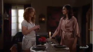 Kimono de satén victorias secret usado por Tessa Porter (Cait Fairbanks) como se ve en The Young and the Restless 9 de enero de 2020