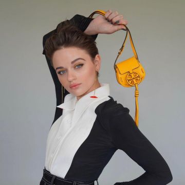 The bag's yellow Joey King on the account Instagram of @joeyking
