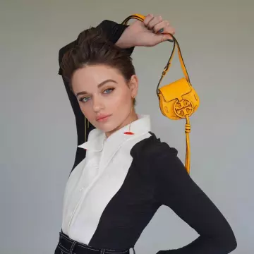 Le sac jaune de Joey King sur le compte Instagram de @joeyking